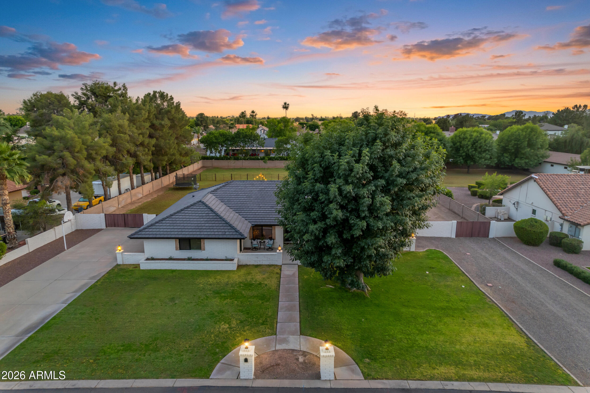613 E MESQUITE Avenue