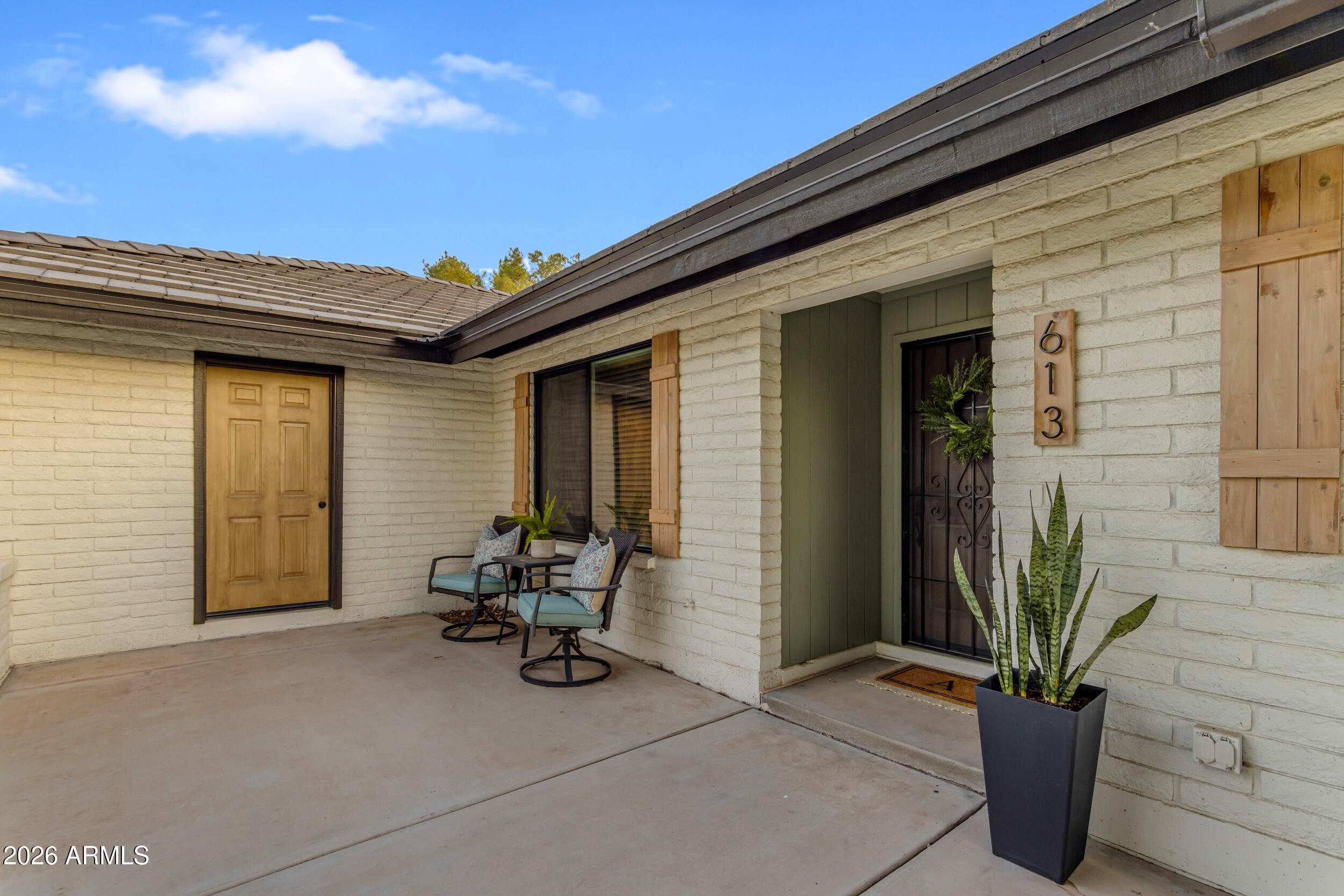 613 E MESQUITE Avenue