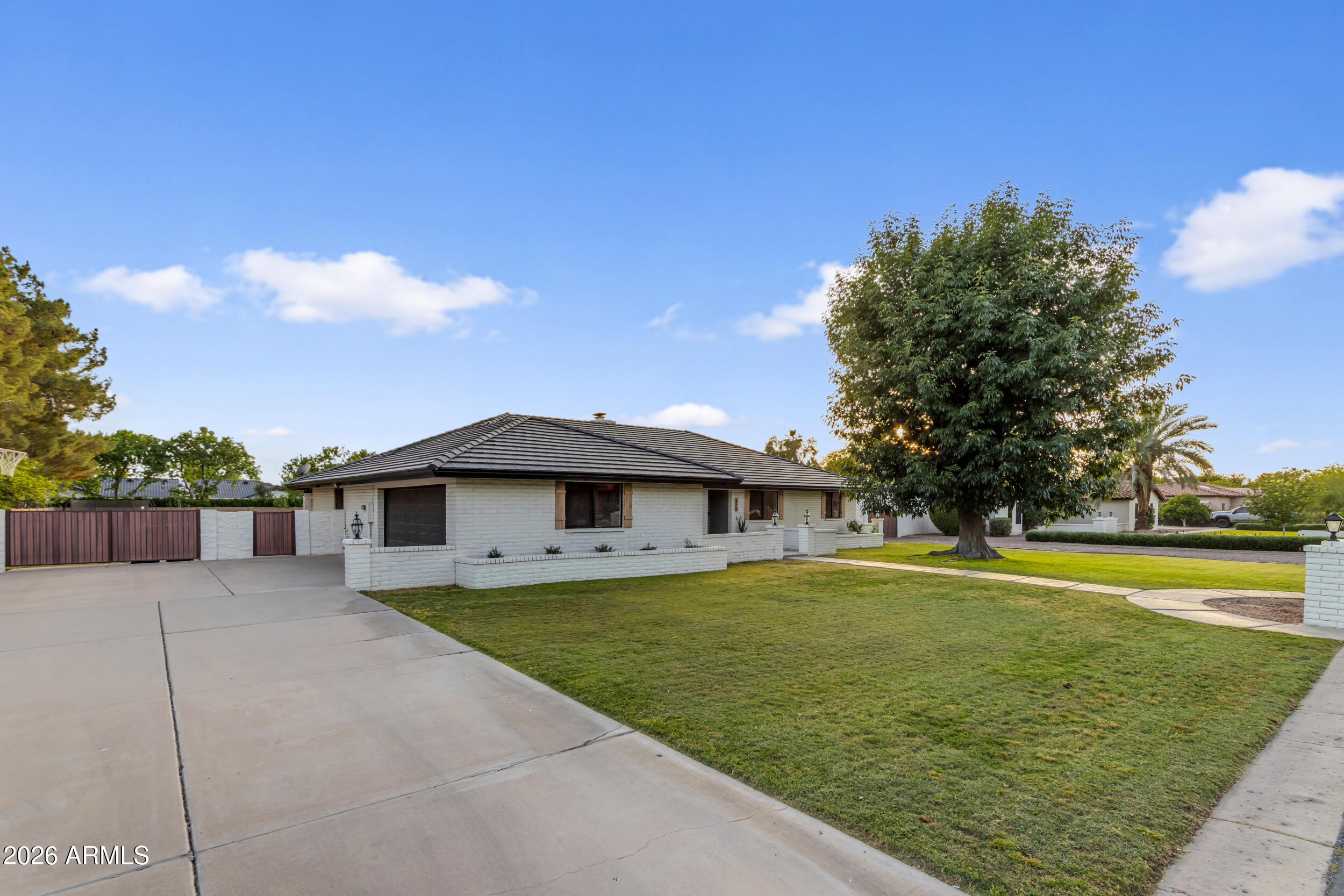 613 E MESQUITE Avenue