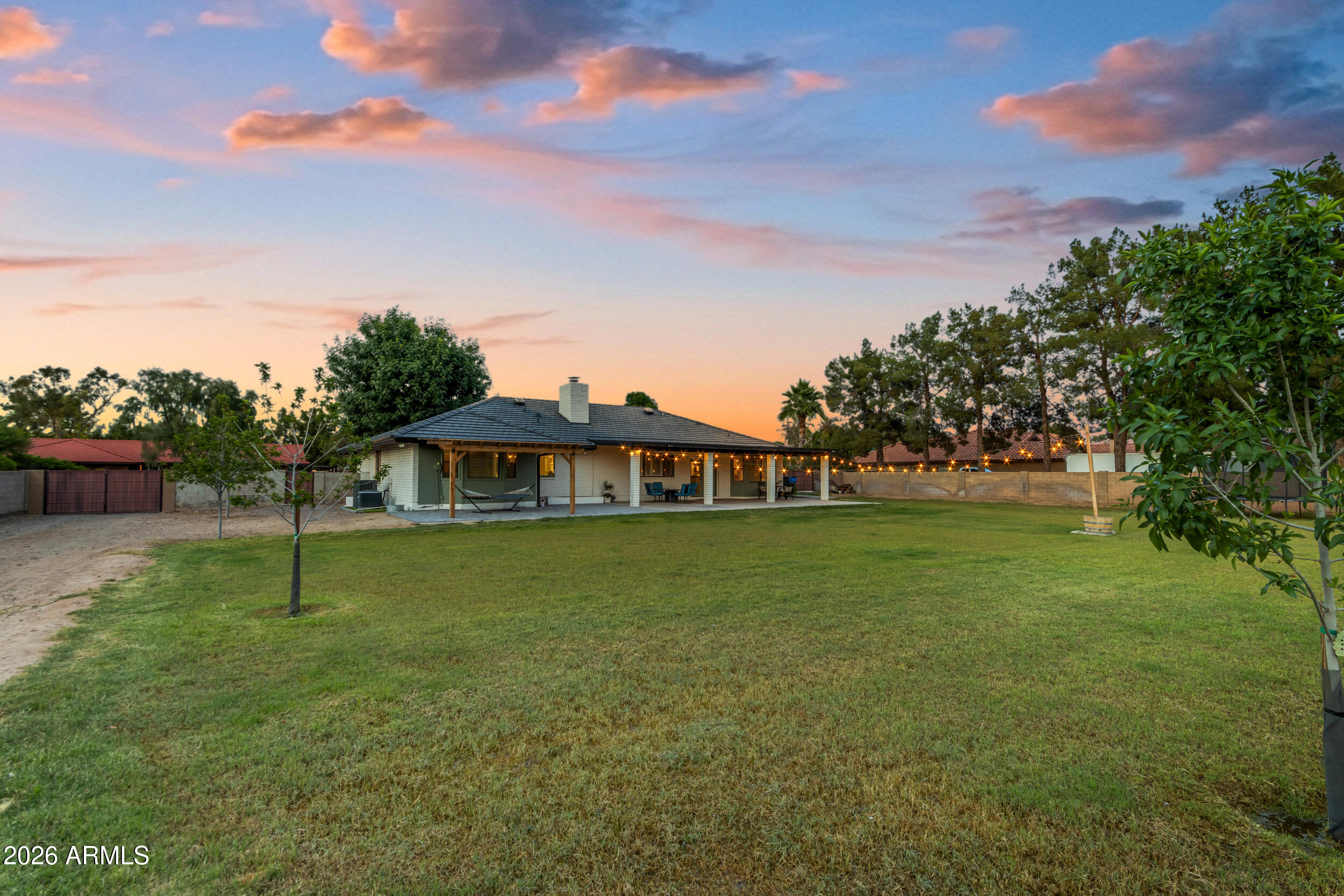 613 E MESQUITE Avenue