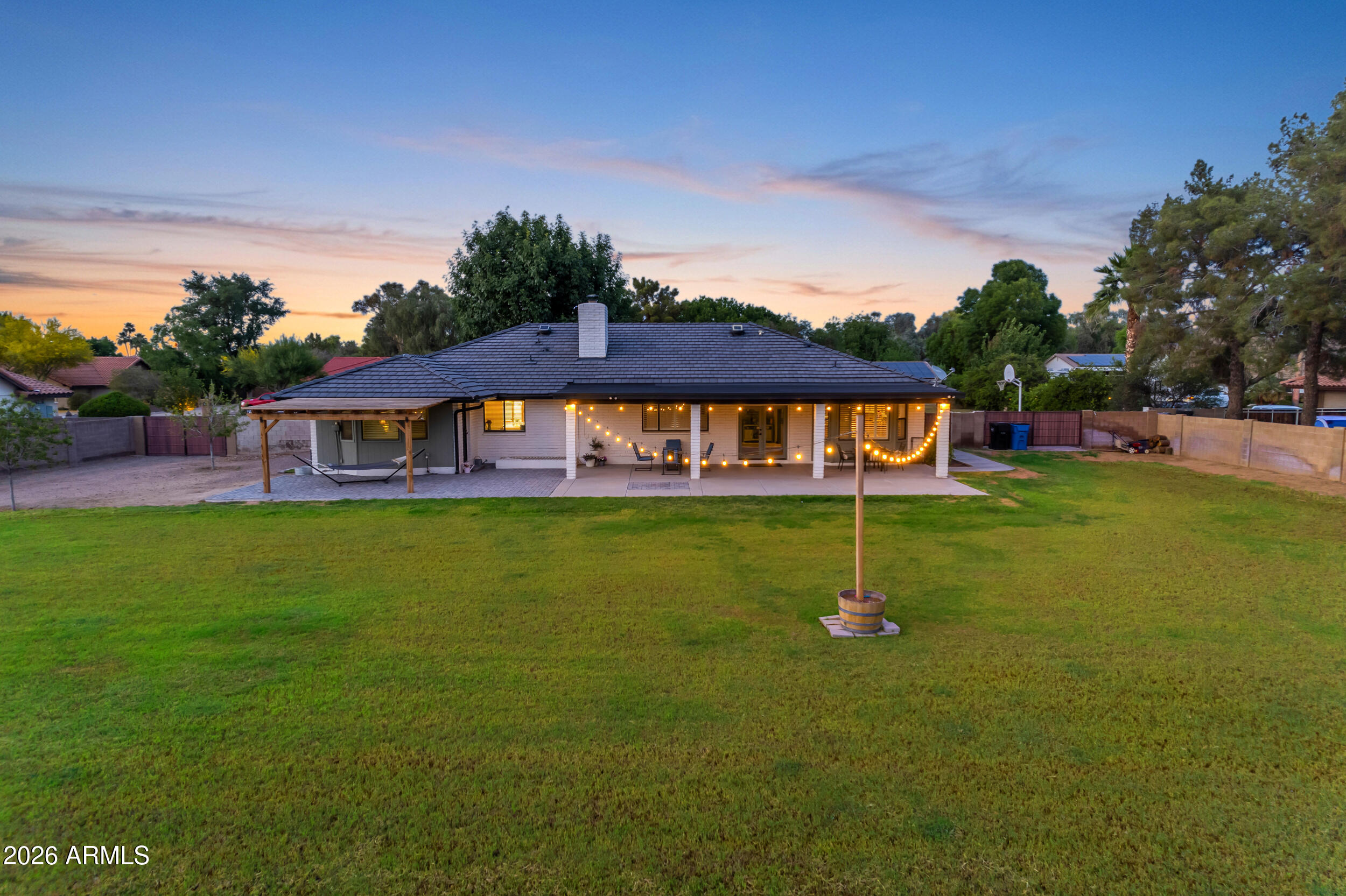 613 E MESQUITE Avenue