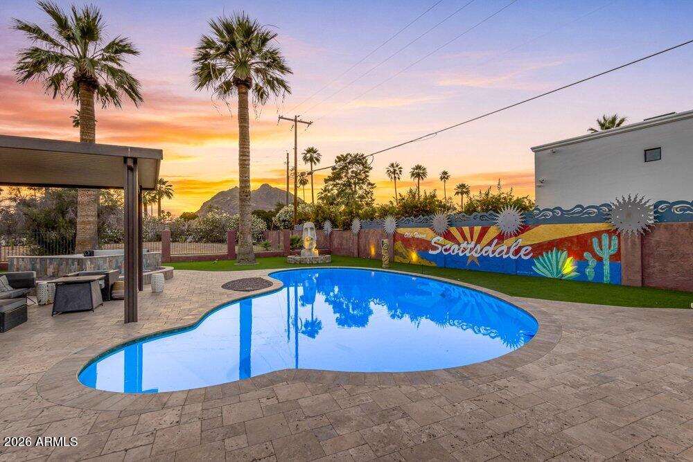 6802 E PARADISE Parkway