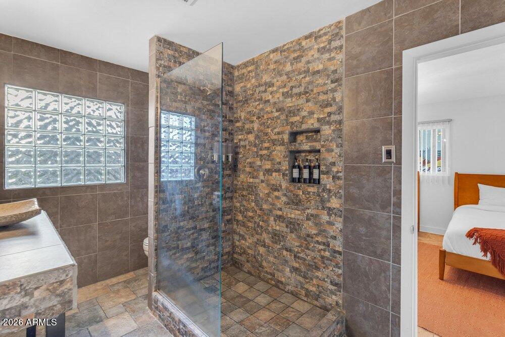 6802 E PARADISE Parkway