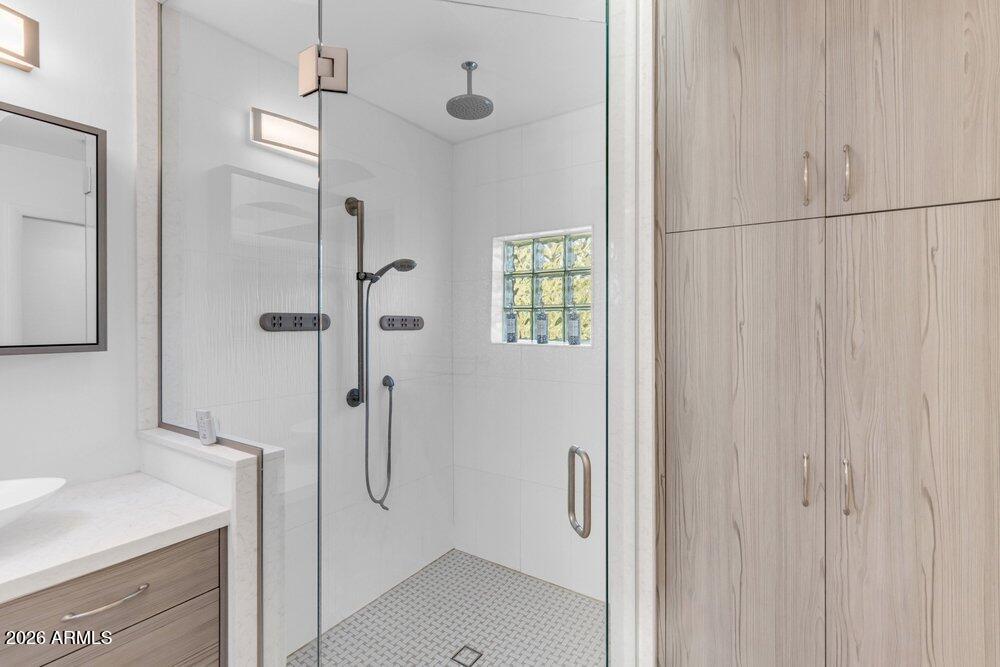 6802 E PARADISE Parkway