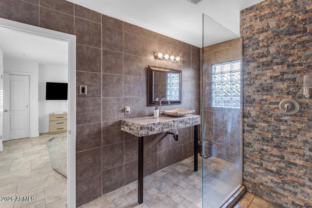 6802 E PARADISE Parkway