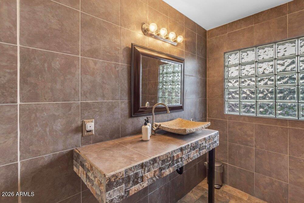 6802 E PARADISE Parkway