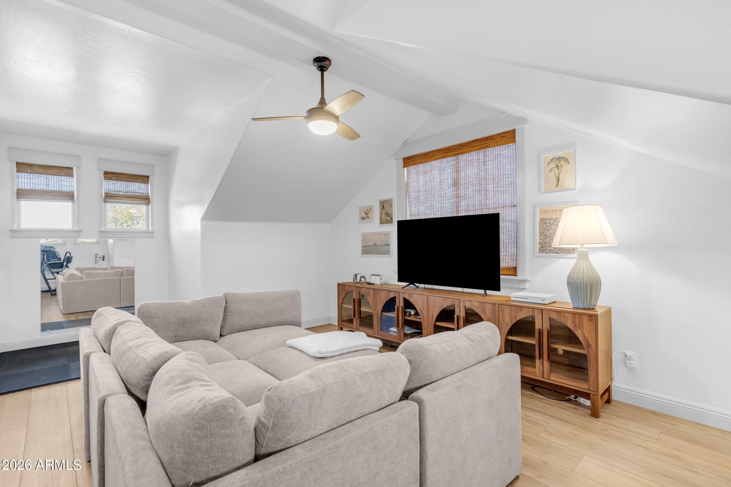 3076 E VALLEJO Drive