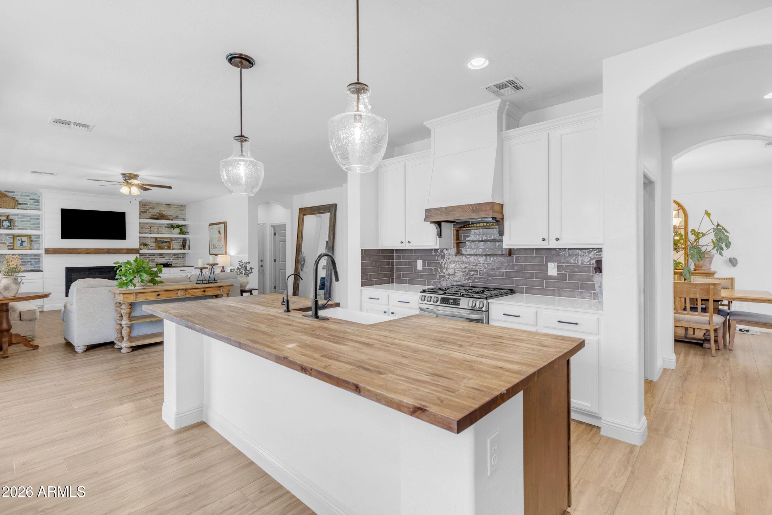 3076 E VALLEJO Drive