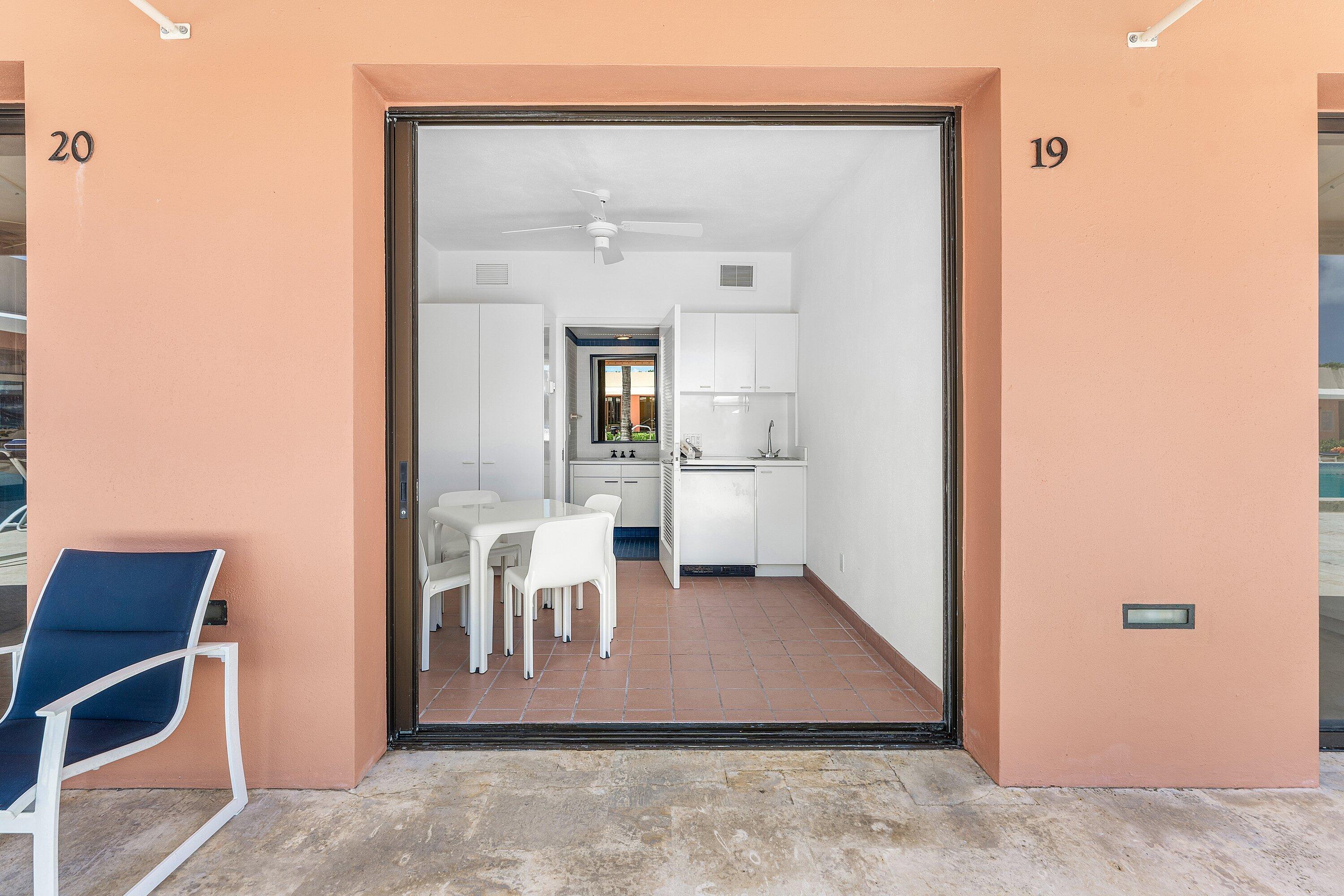 2 N Breakers Row N Ph4