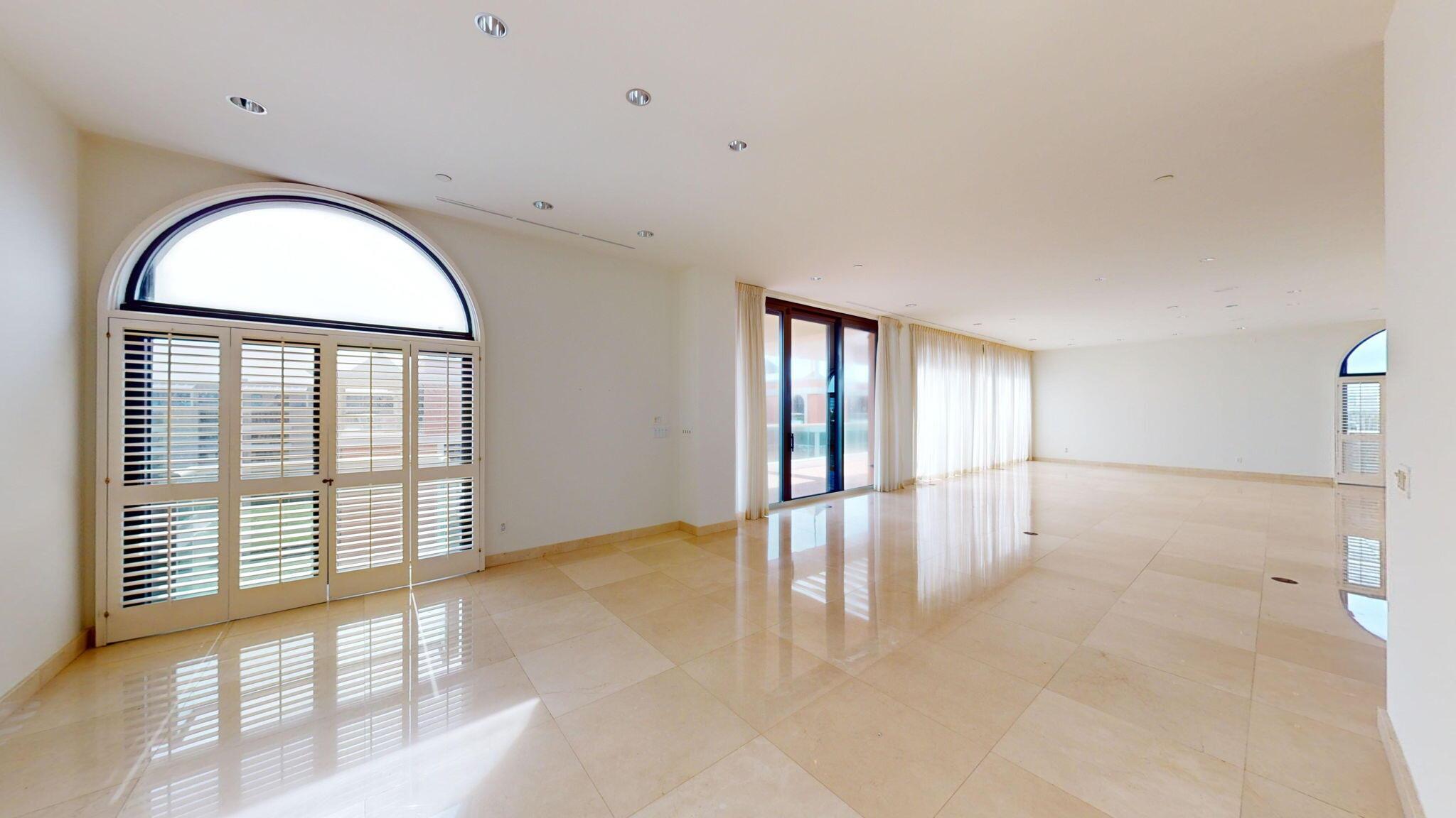 2 N Breakers Row N Ph4