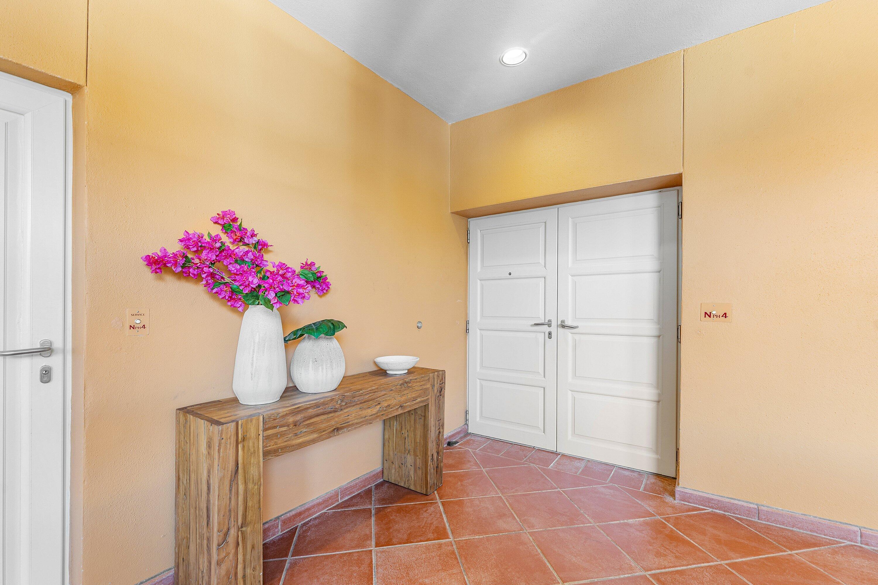 2 N Breakers Row N Ph4