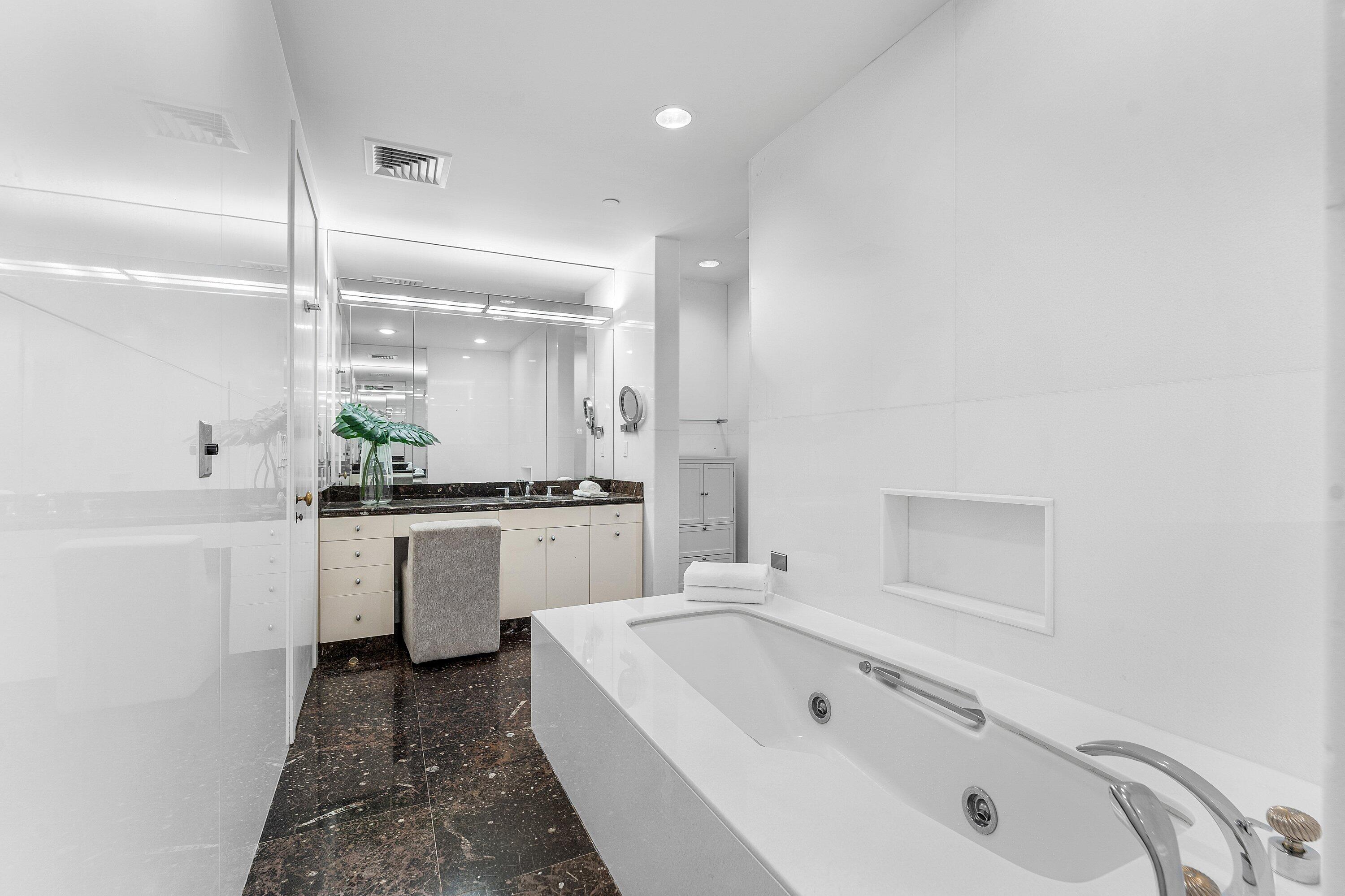 2 N Breakers Row N Ph4