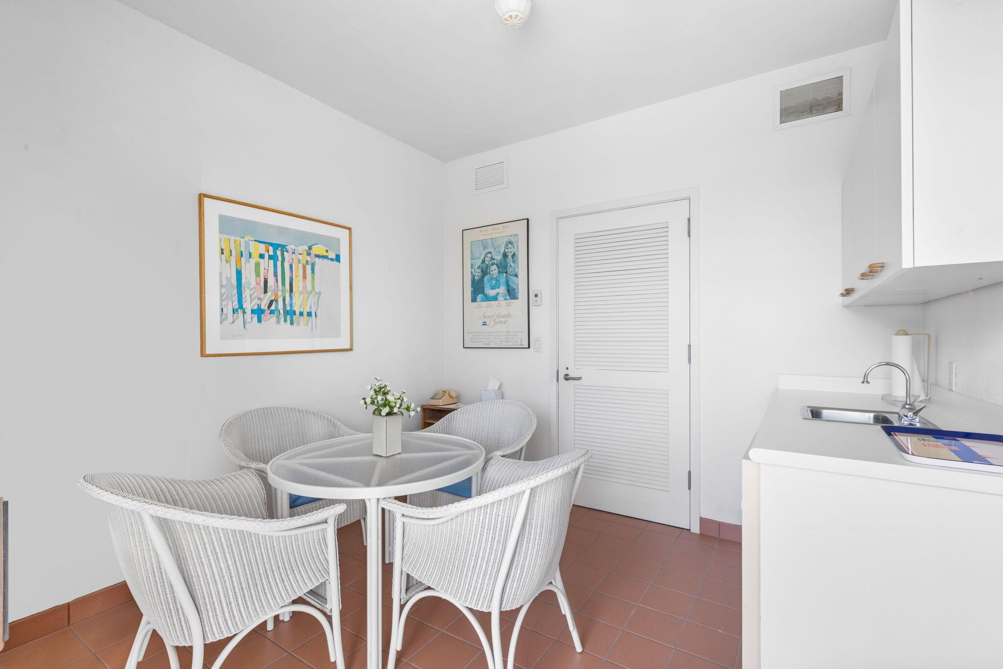 2 N Breakers Row N Ph4