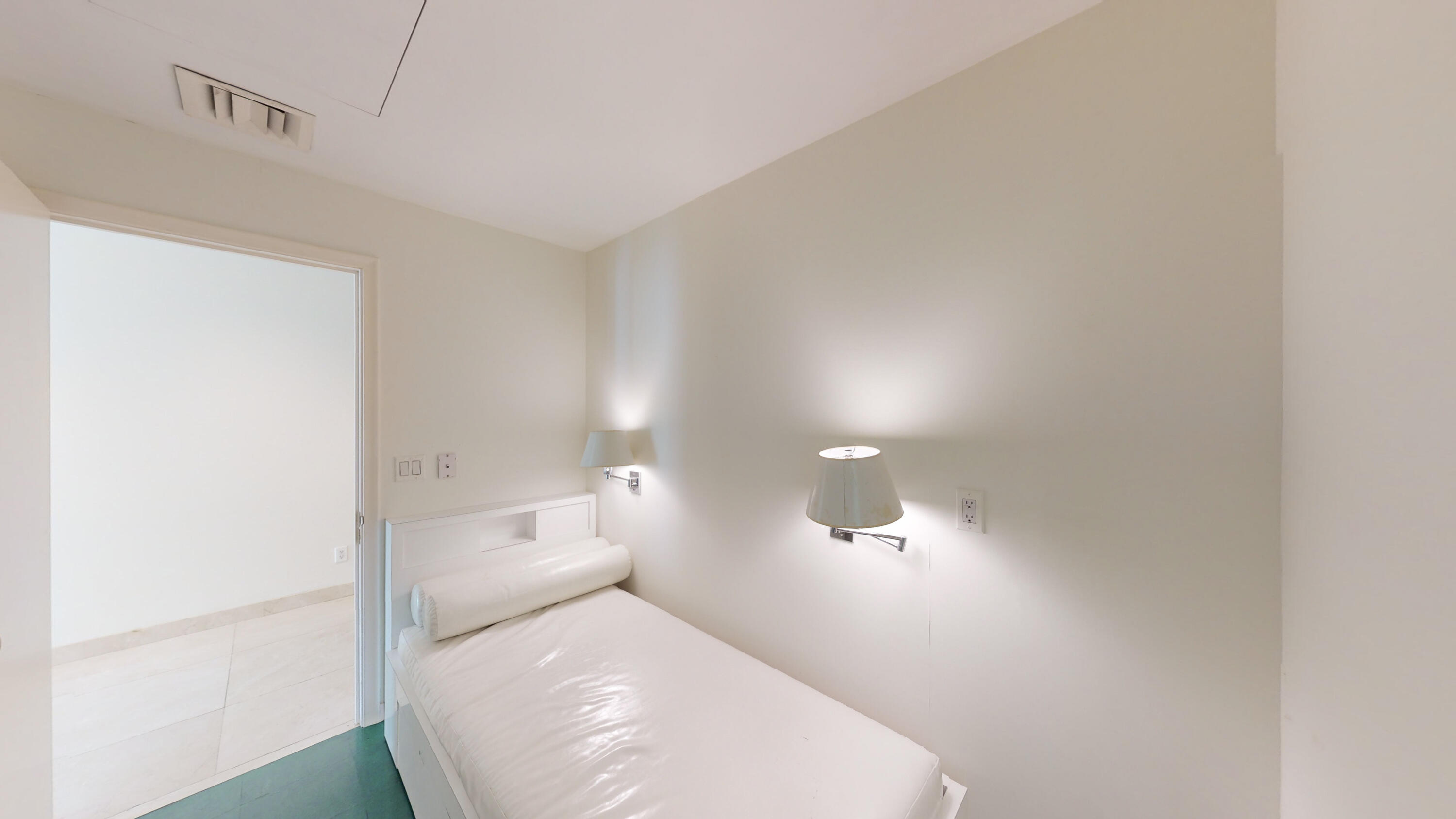 2 N Breakers Row N Ph4