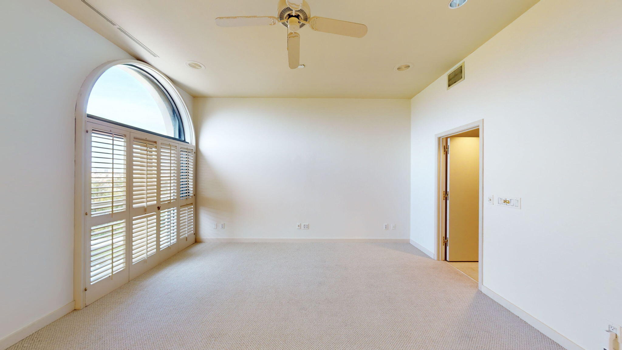 2 N Breakers Row N Ph4