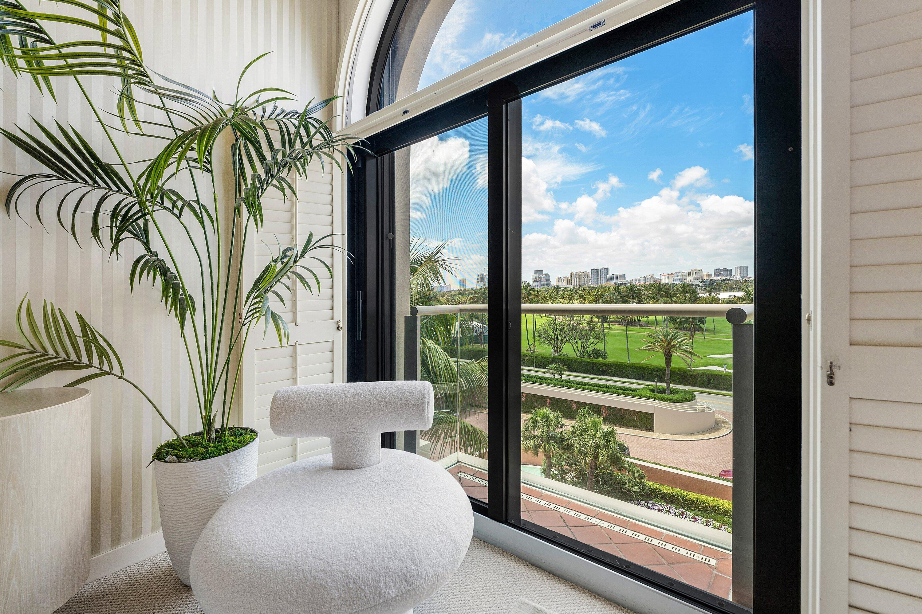 2 N Breakers Row N Ph4