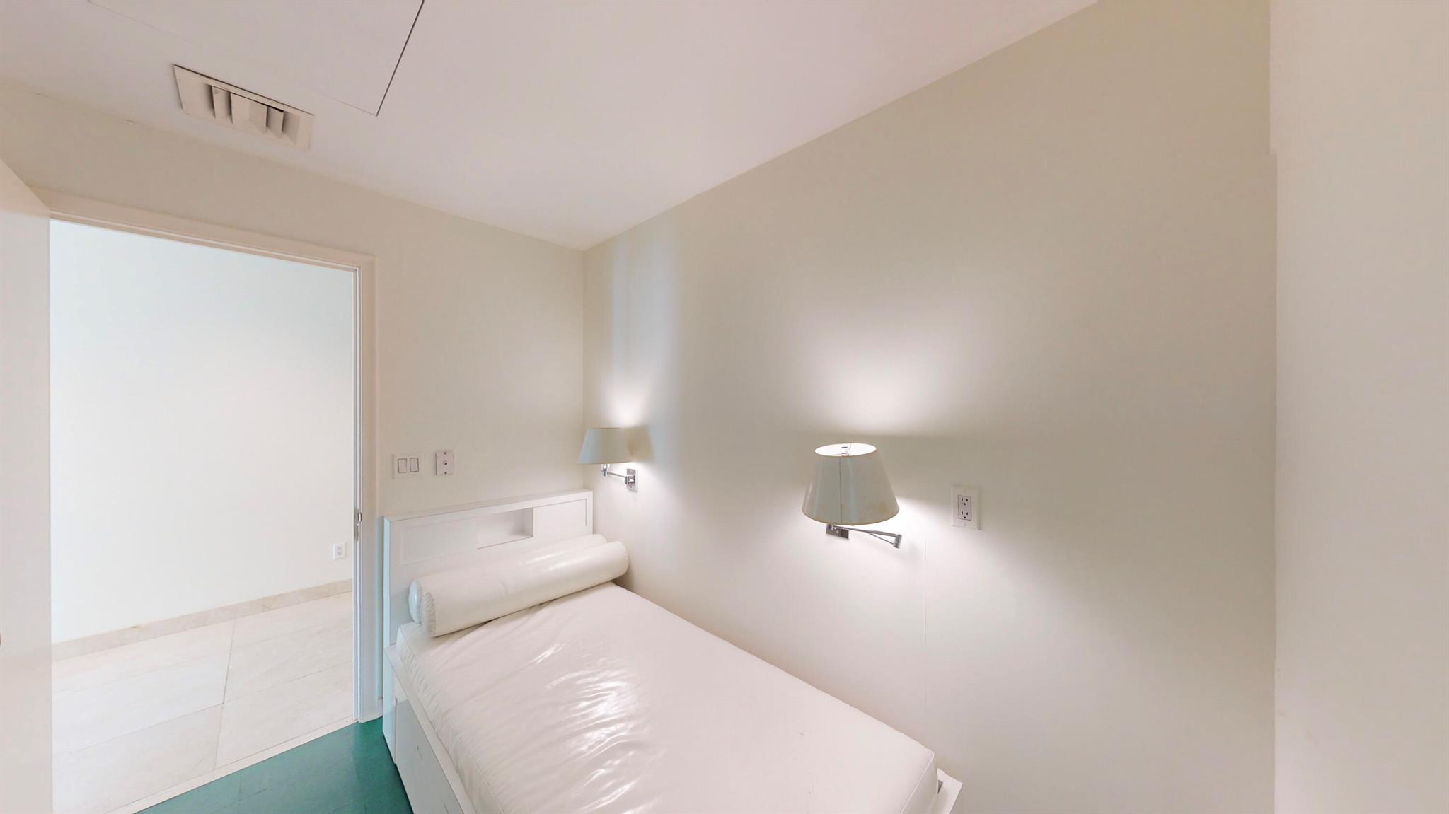 2 N Breakers Row N Ph4