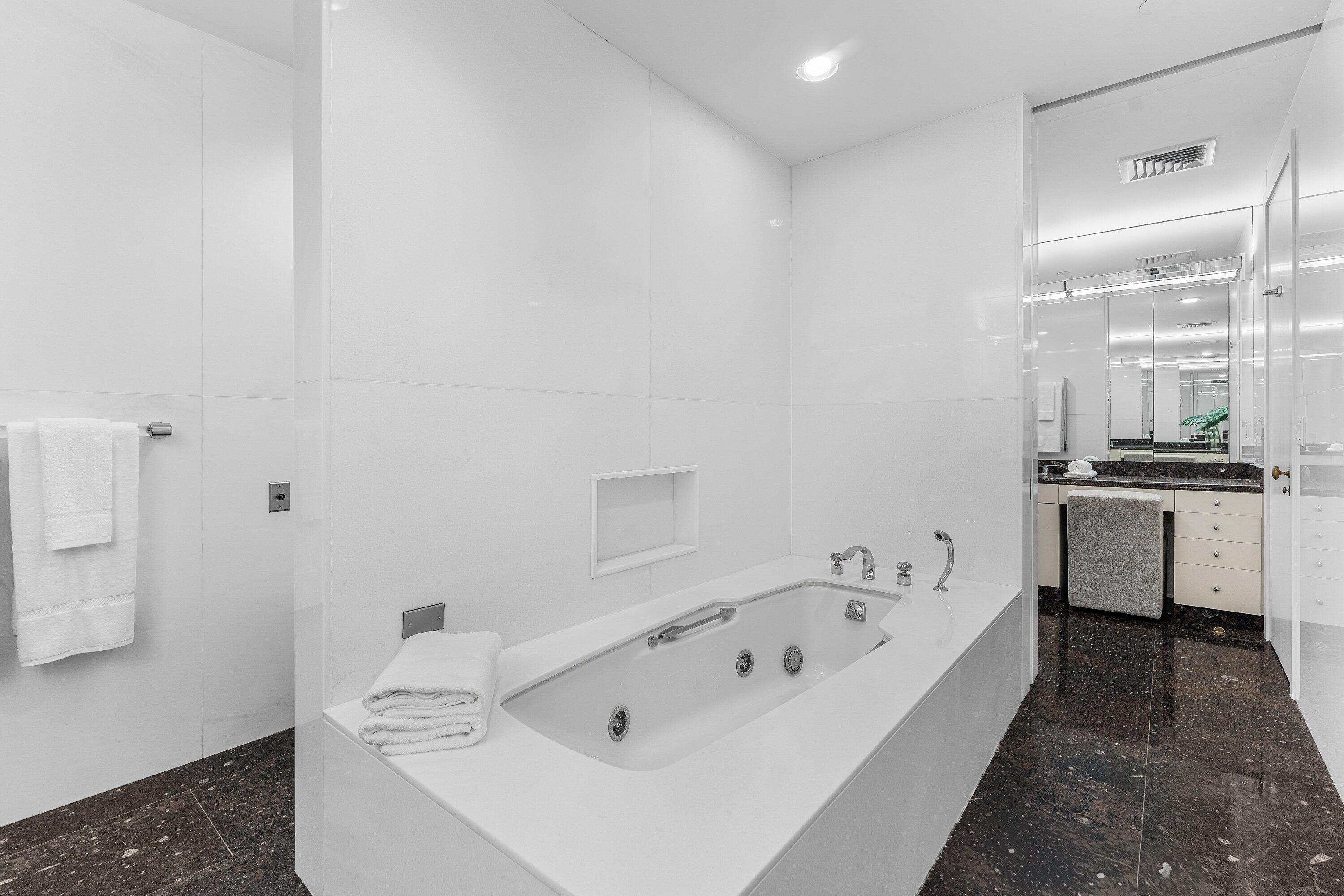 2 N Breakers Row N Ph4