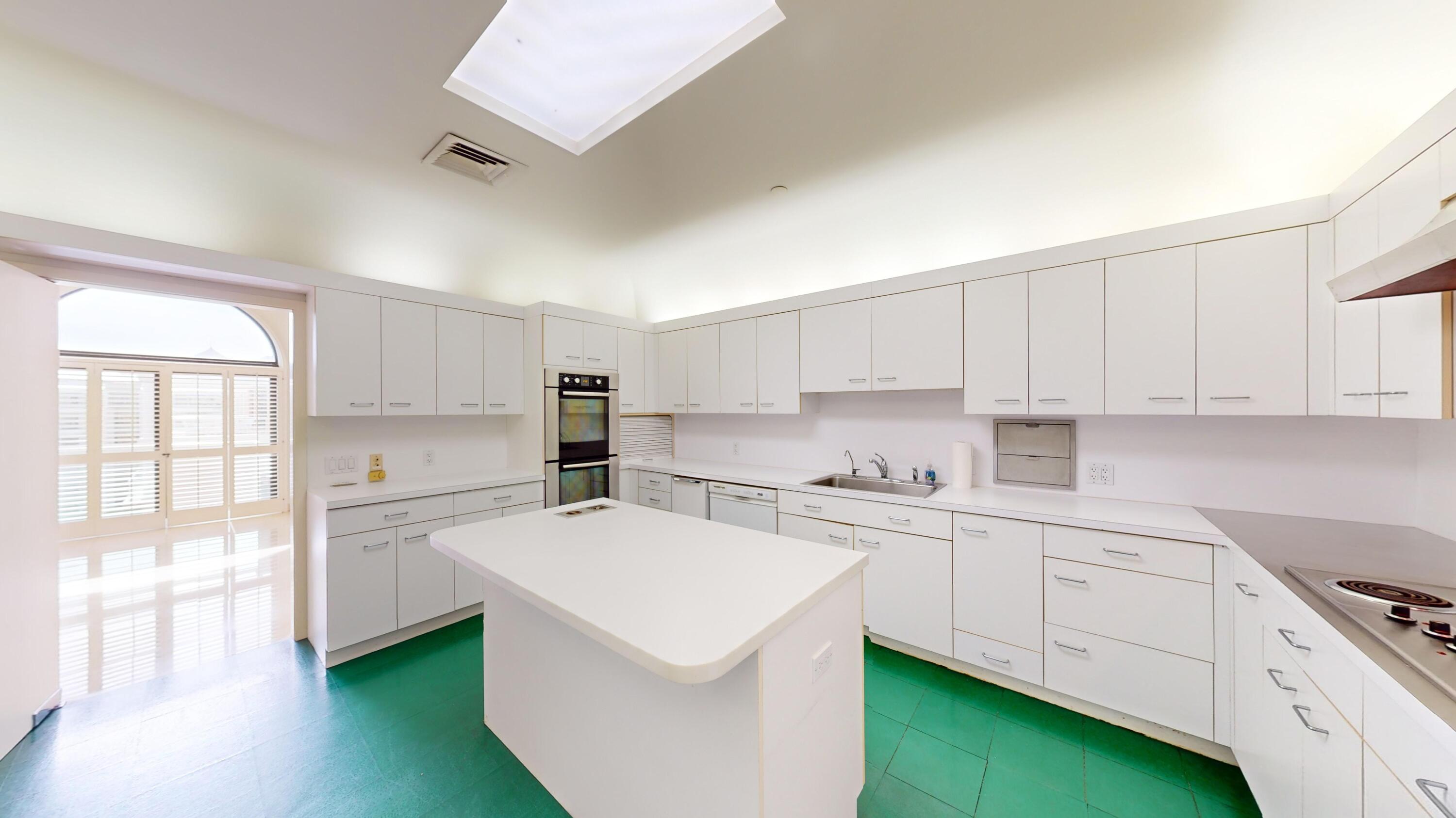 2 N Breakers Row N Ph4