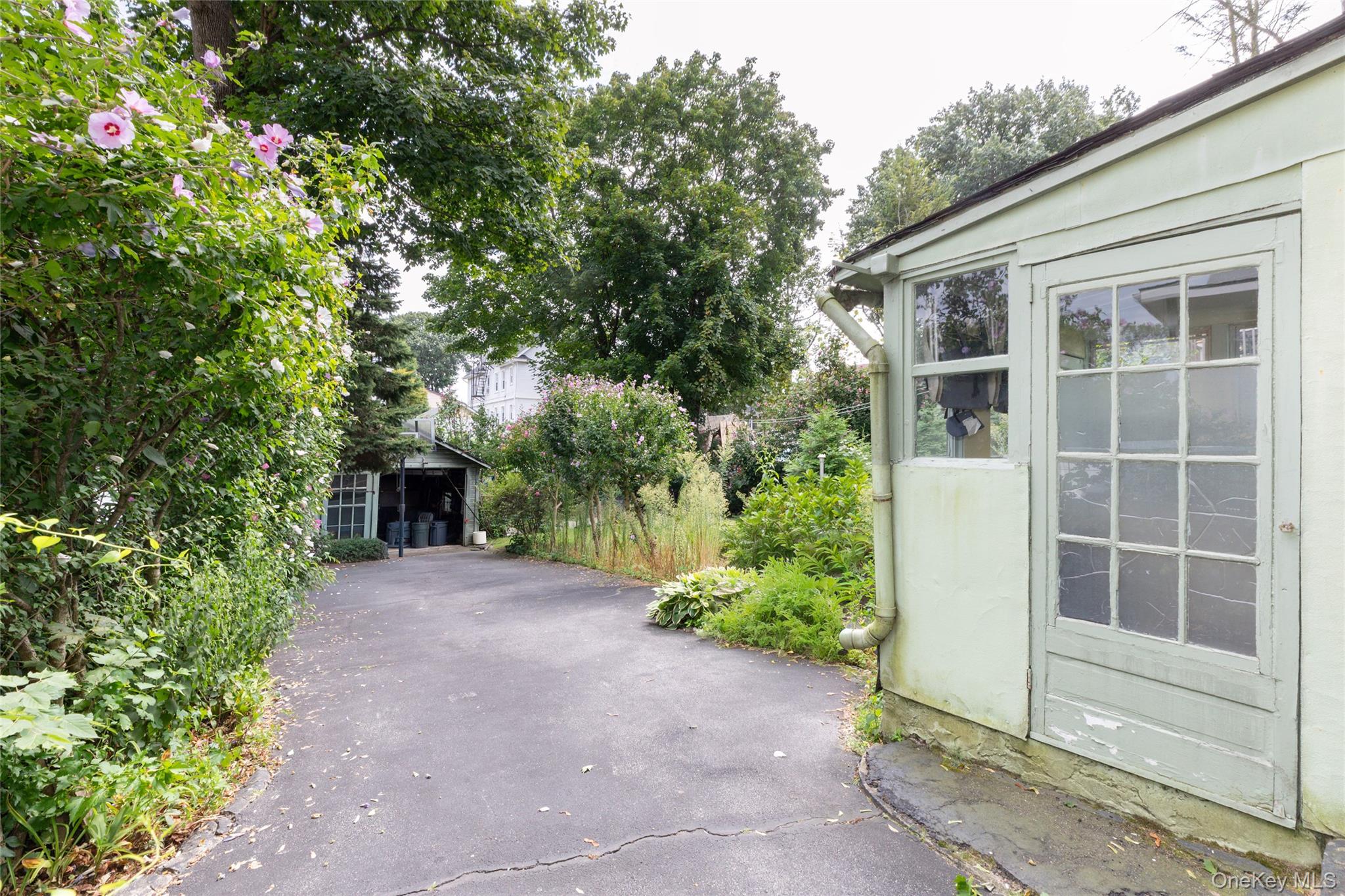 531 1/2 Willett Avenue