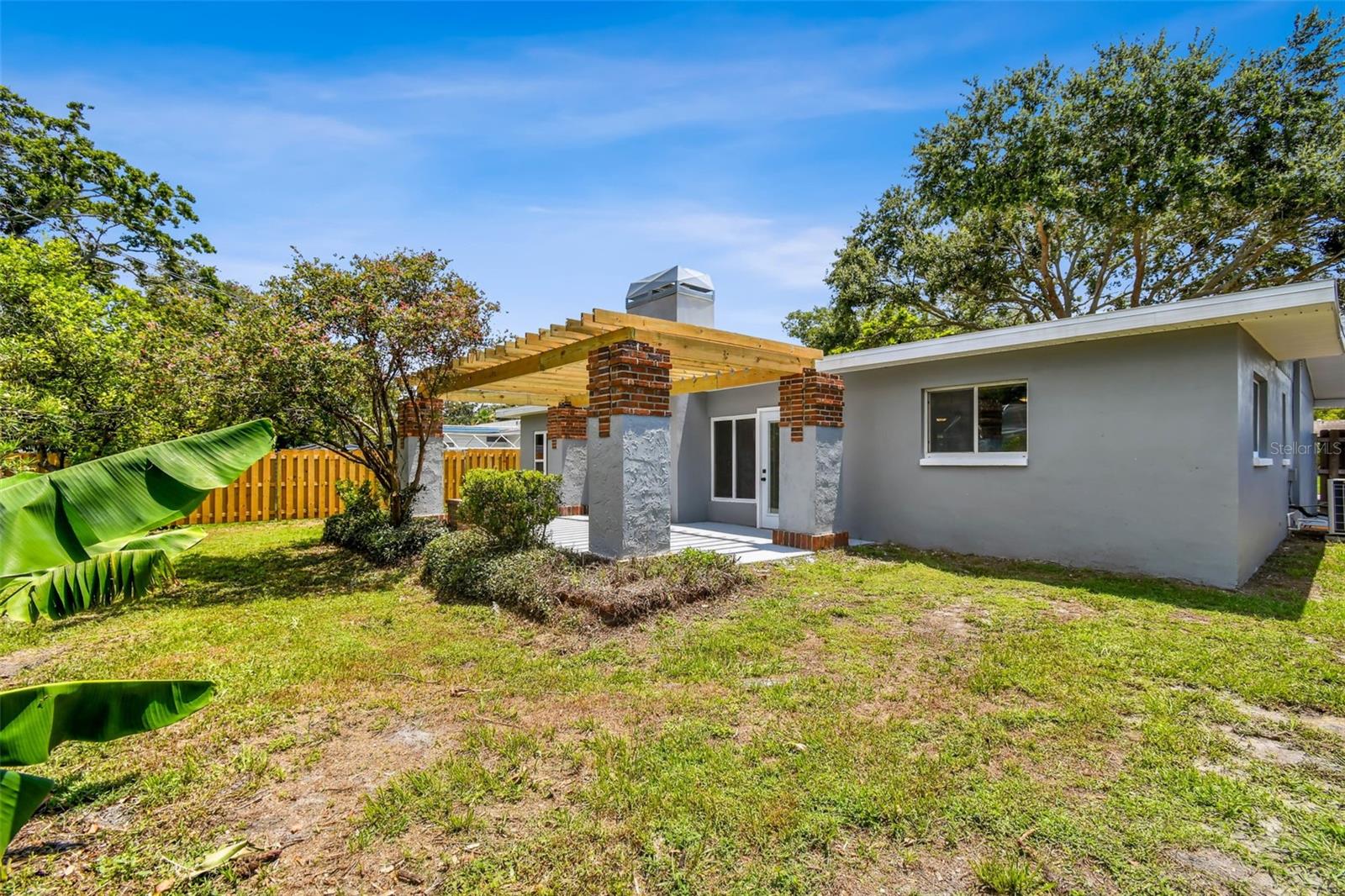 528 MANOR DR
