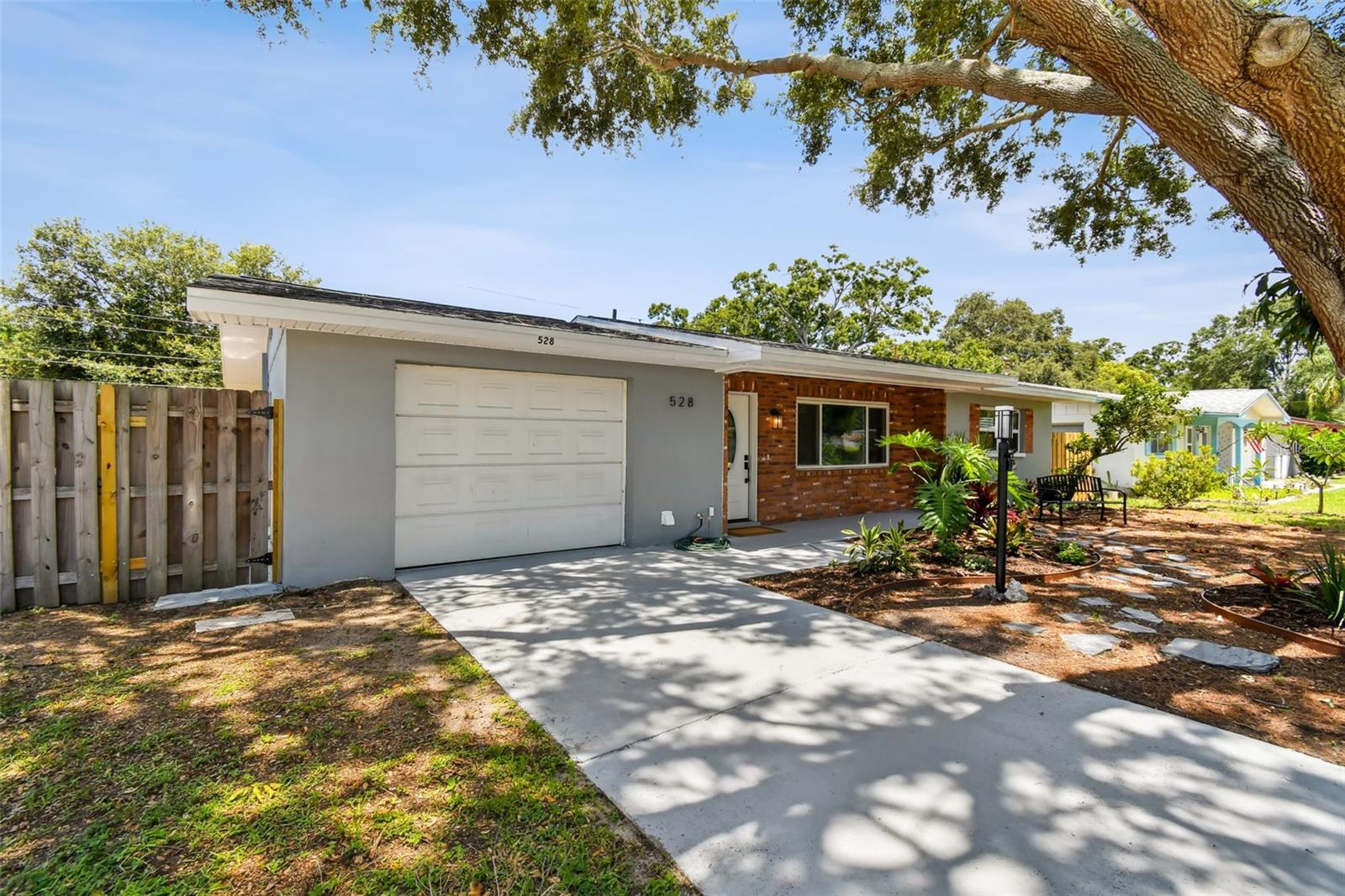 528 MANOR DR