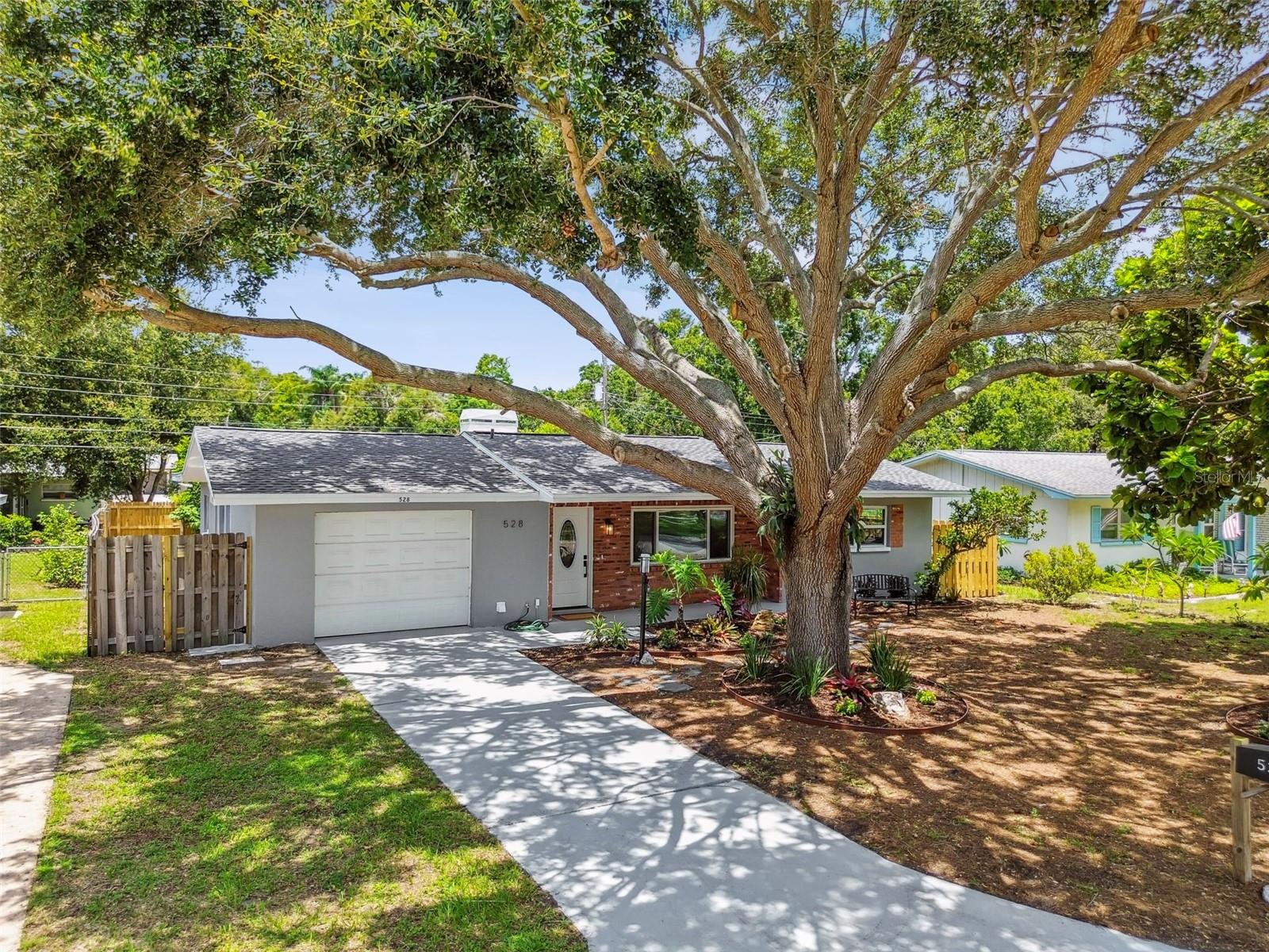 528 MANOR DR