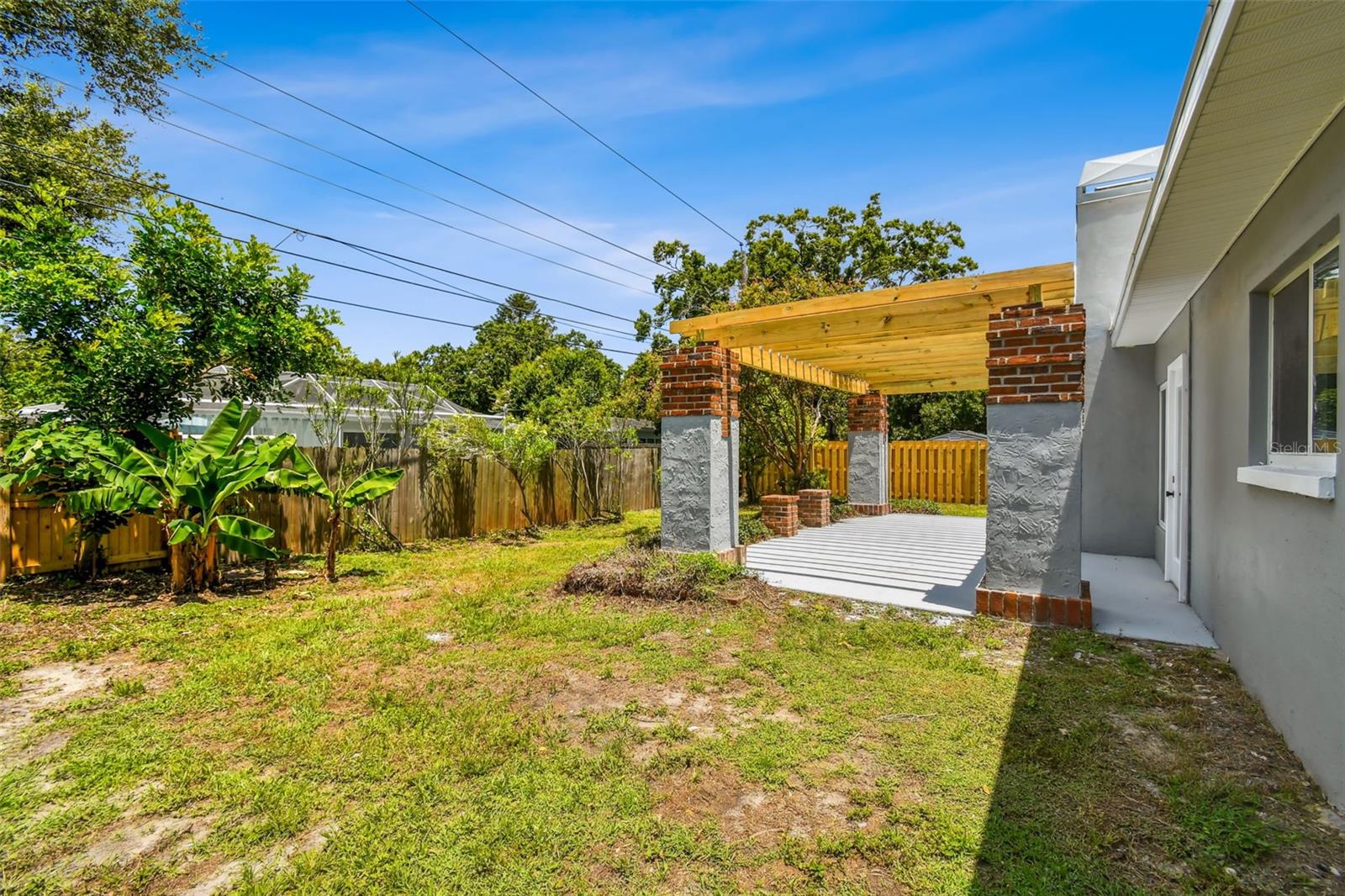 528 MANOR DR