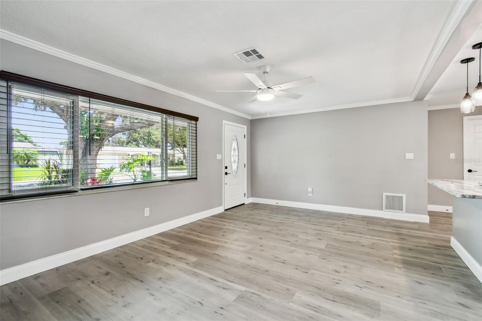 528 MANOR DR