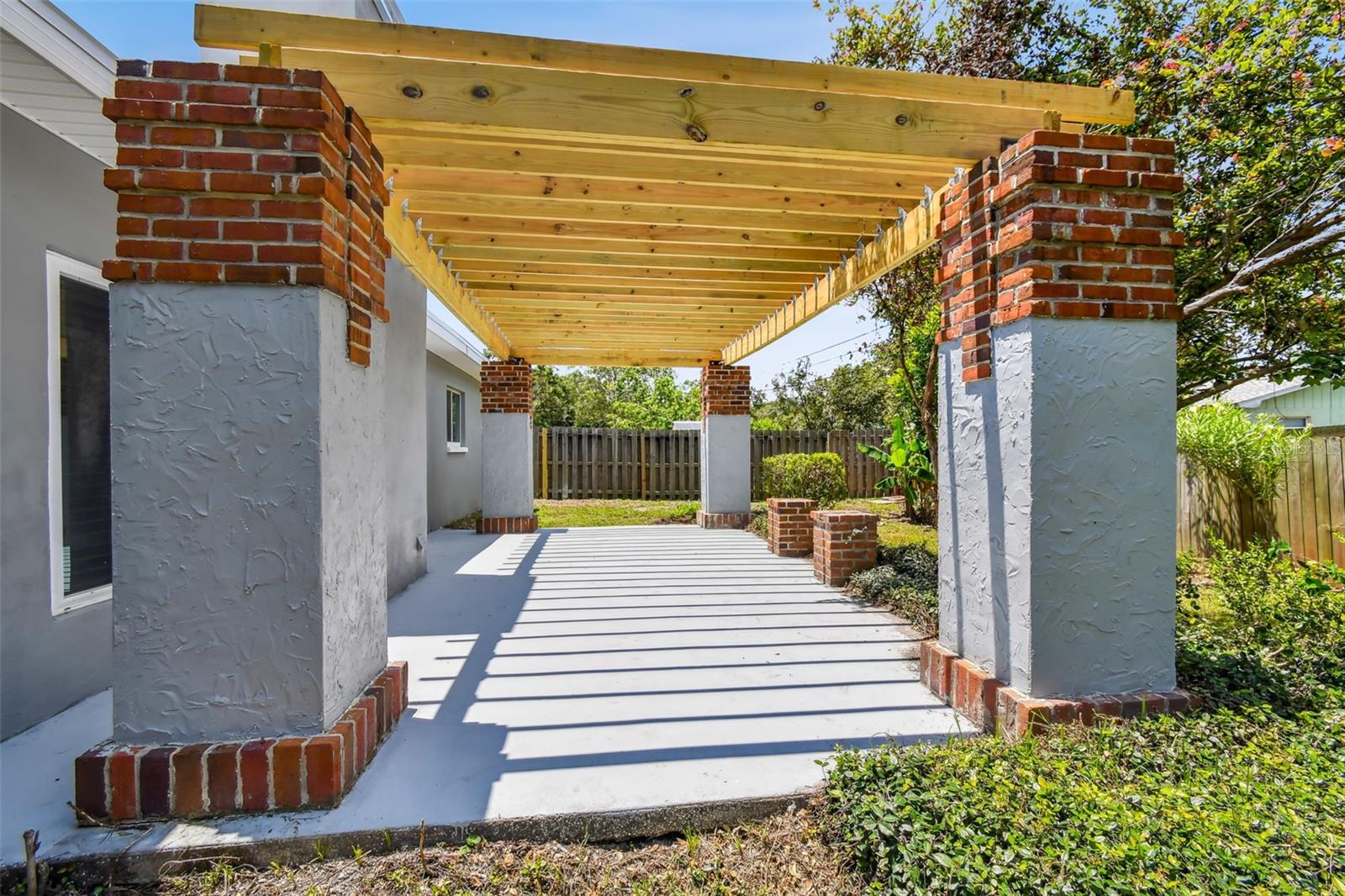 528 MANOR DR