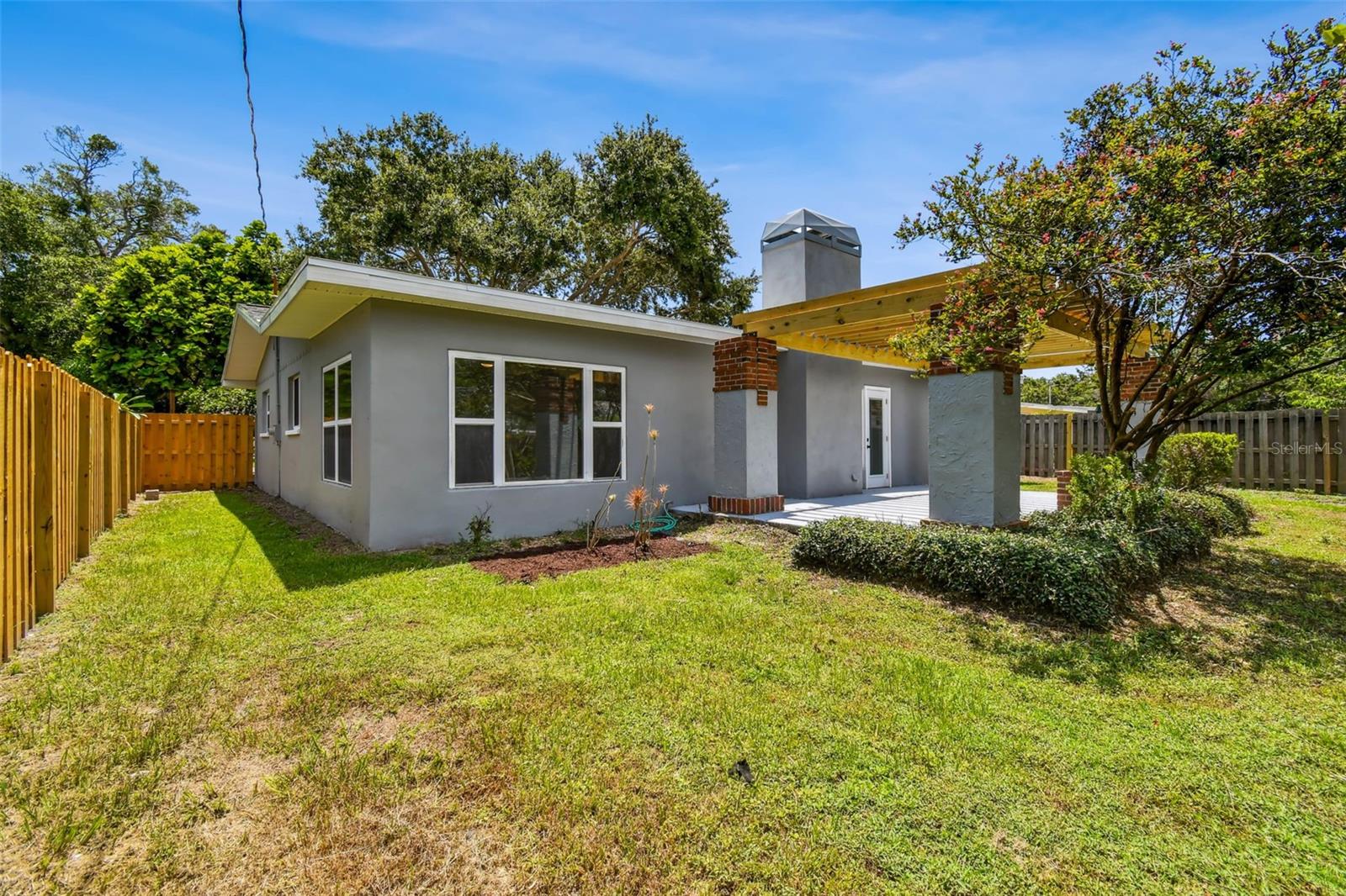 528 MANOR DR