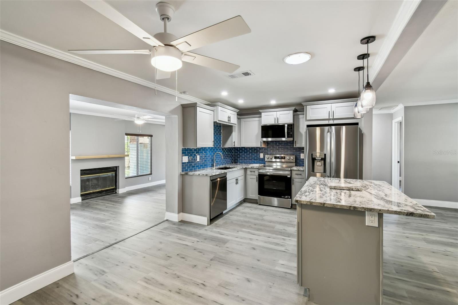 528 MANOR DR