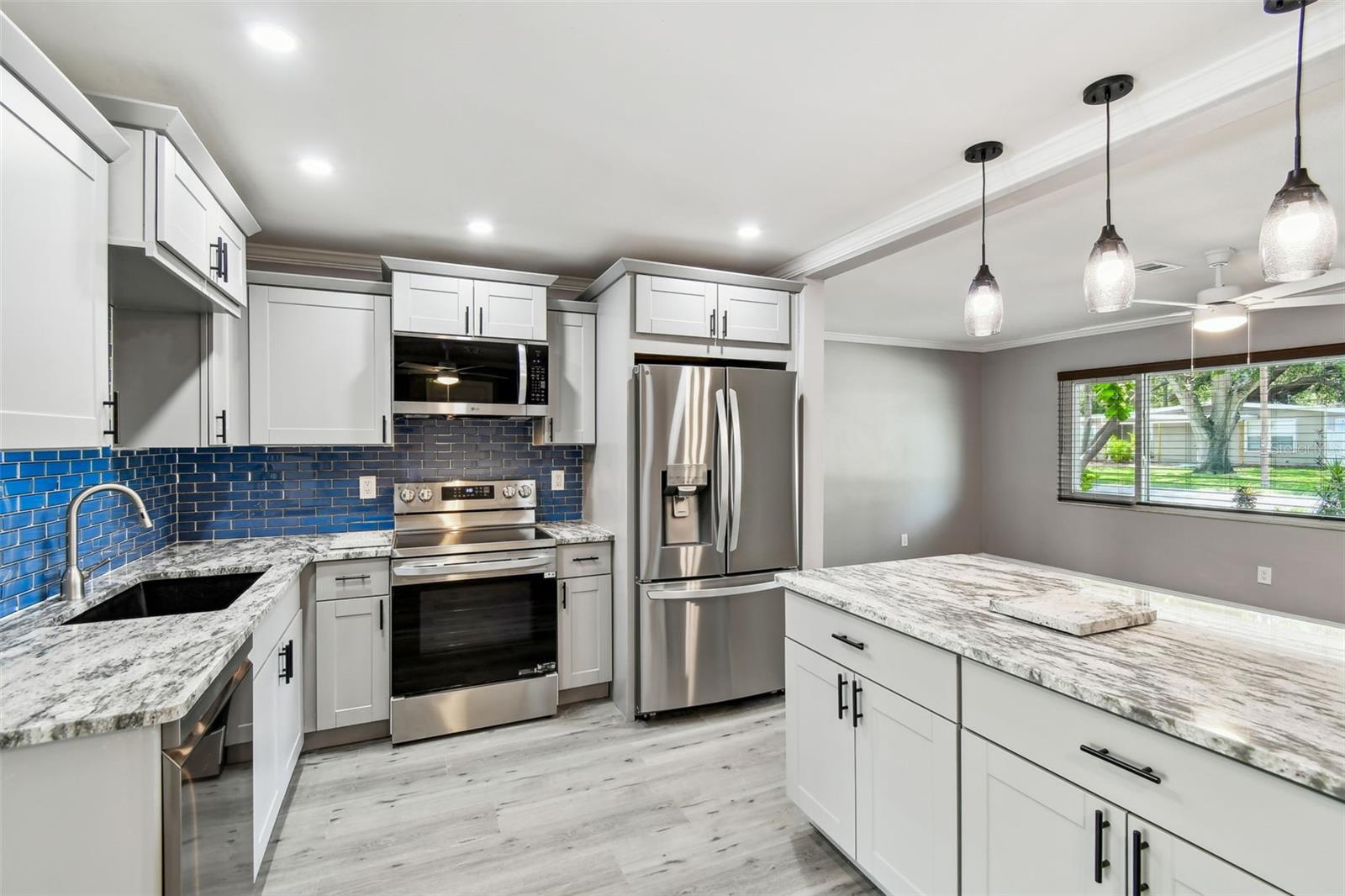 528 MANOR DR