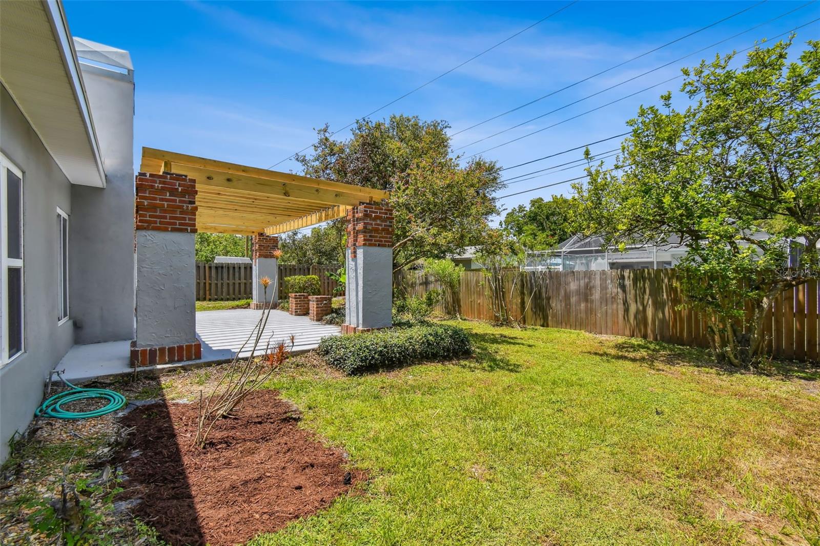 528 MANOR DR