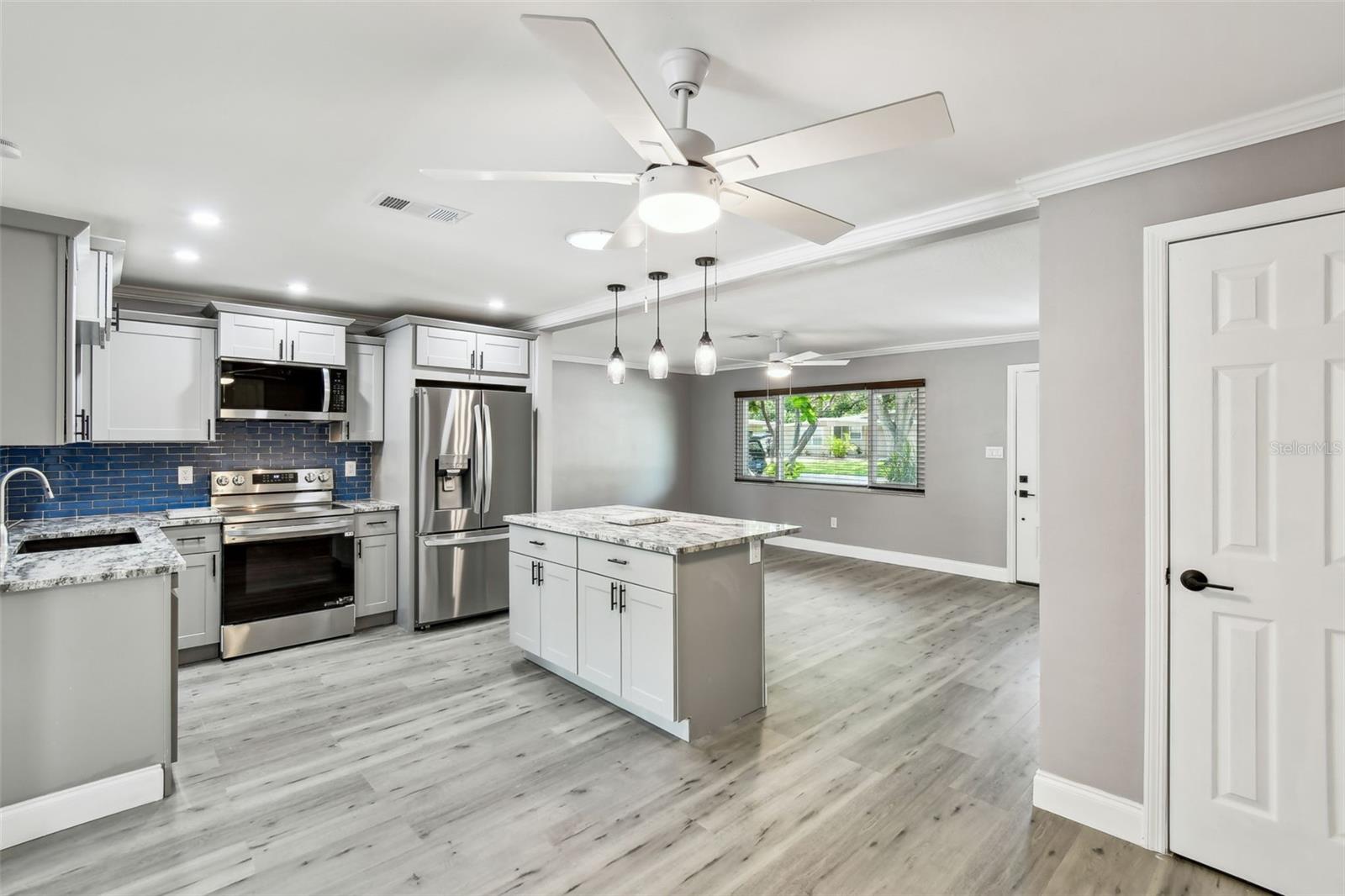 528 MANOR DR