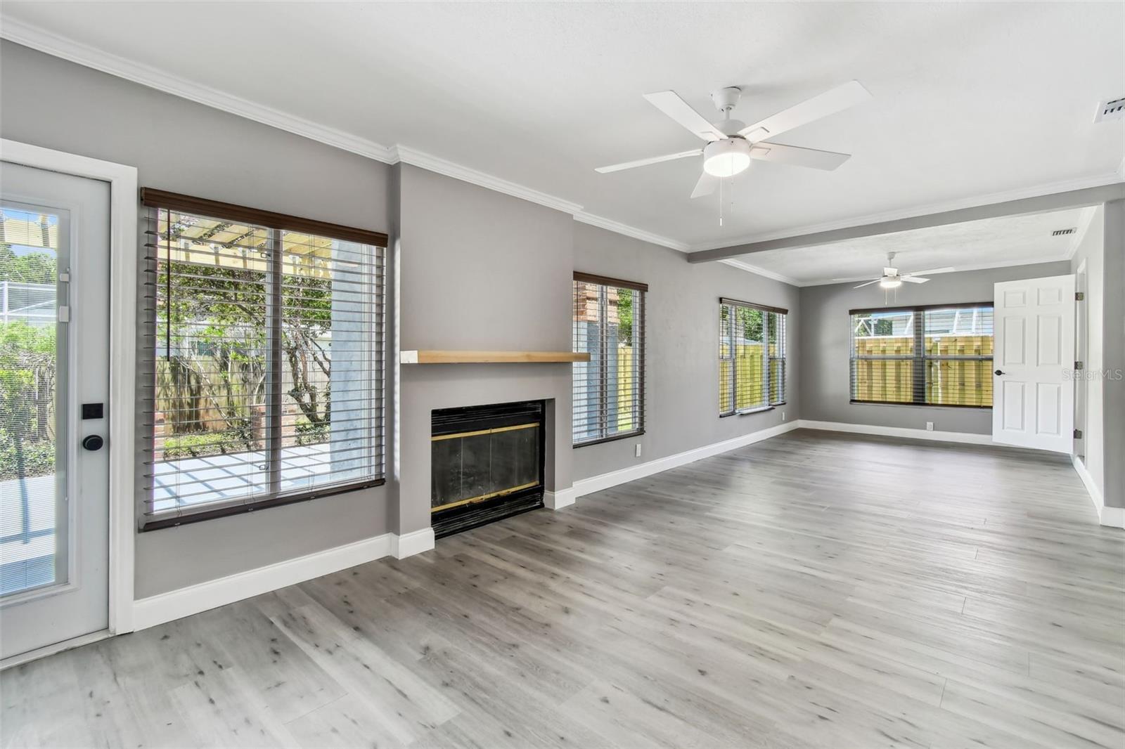 528 MANOR DR