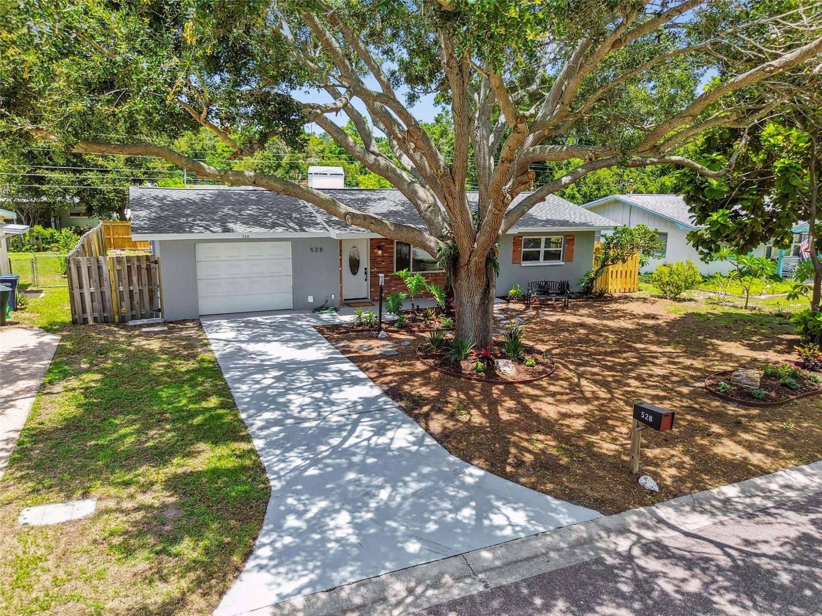 528 MANOR DR