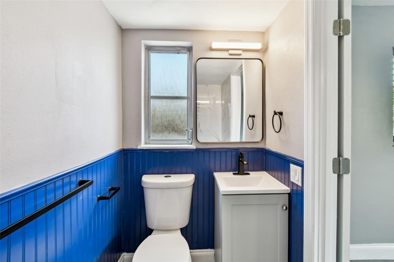 528 MANOR DR