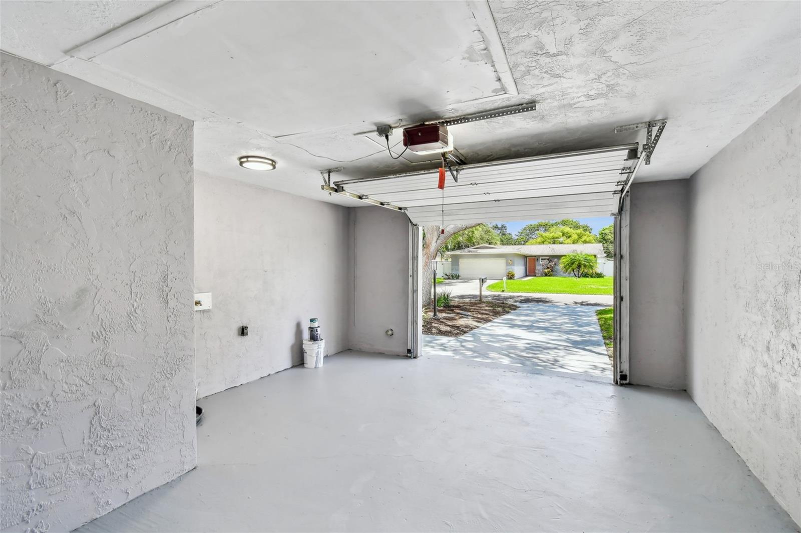 528 MANOR DR