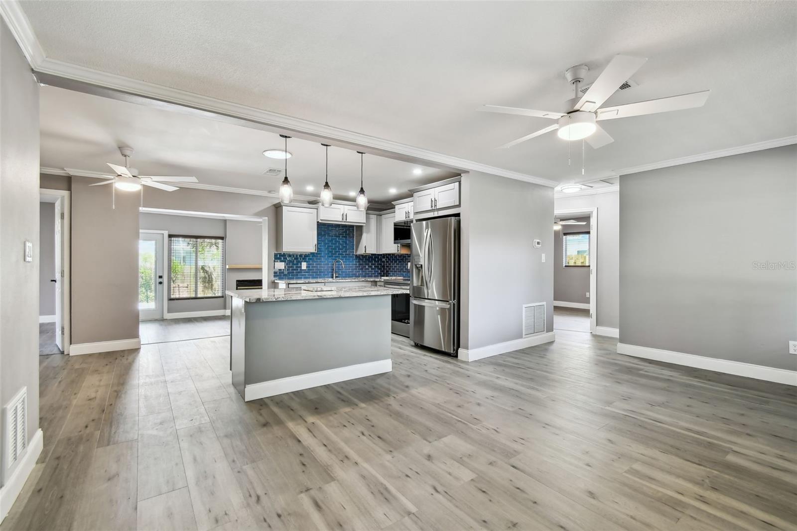 528 MANOR DR