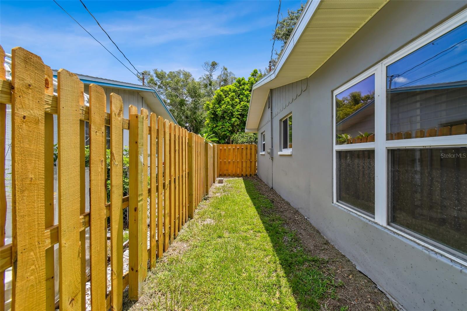528 MANOR DR