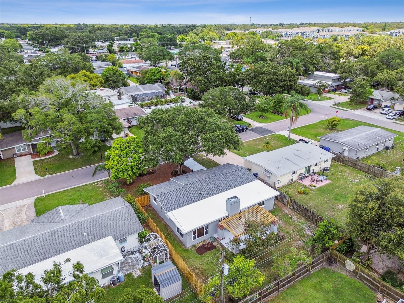 528 MANOR DR