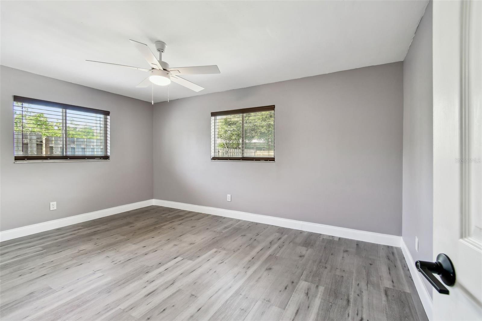 528 MANOR DR
