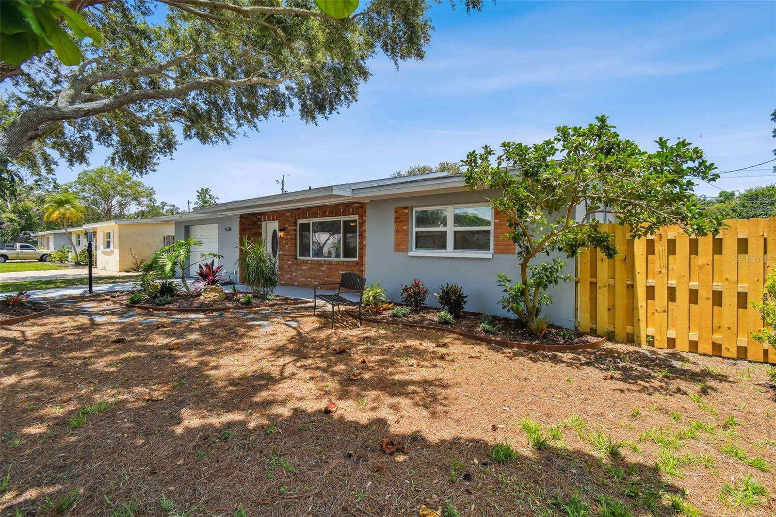 528 MANOR DR