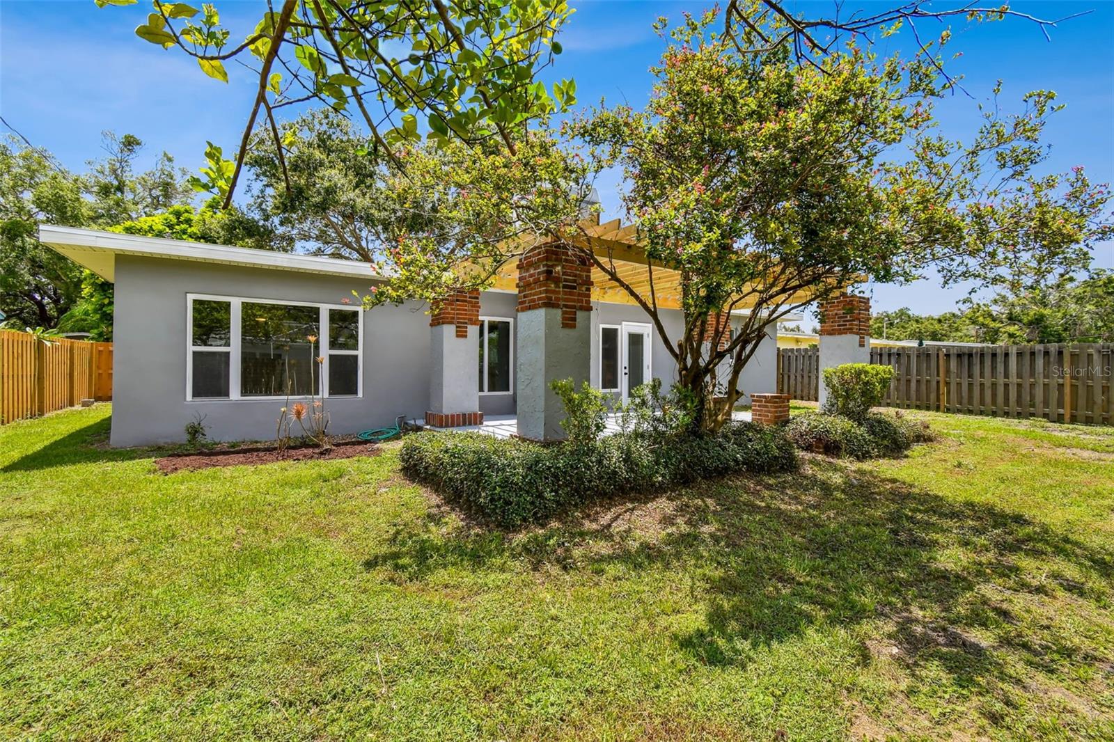 528 MANOR DR