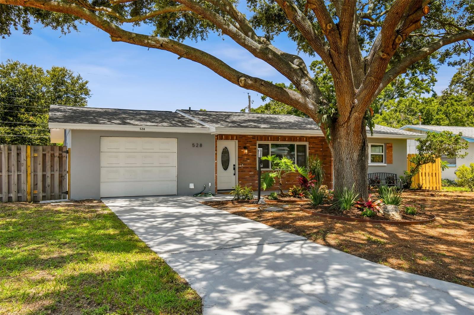 528 MANOR DR