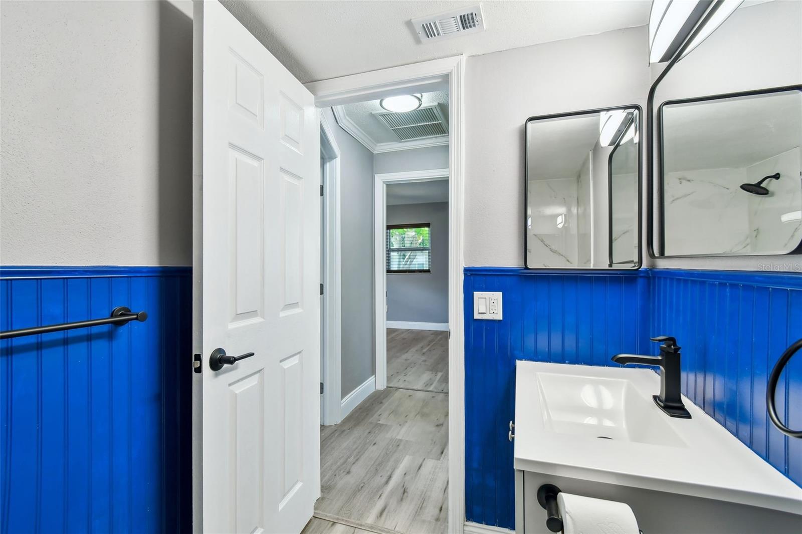528 MANOR DR
