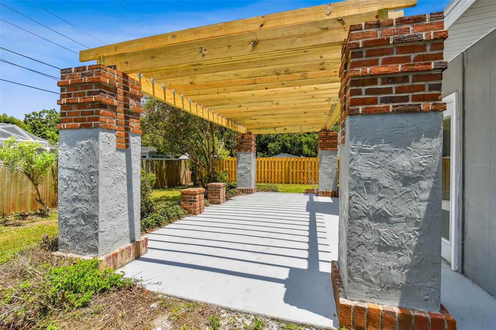 528 MANOR DR