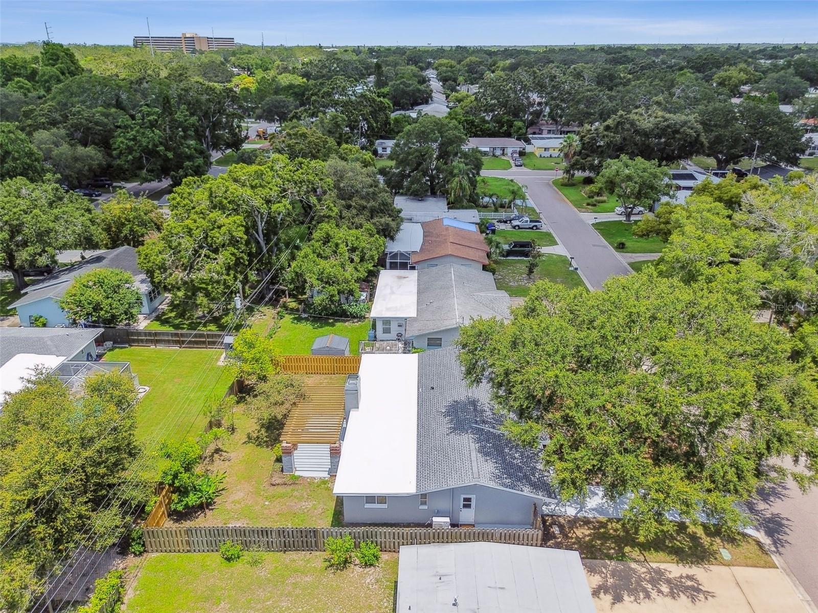528 MANOR DR