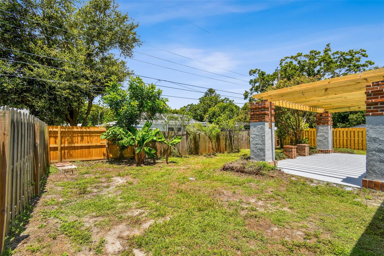528 MANOR DR